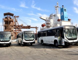 Ônibus são embarcados em operação inédita no Porto de Paranaguá