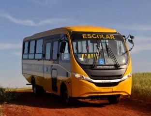 Iveco entrega 84 ônibus do Programa Caminhos da Escola
