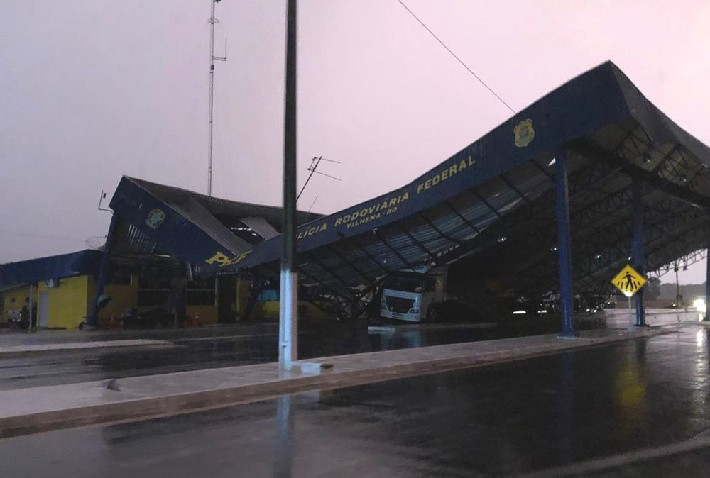 Portal Estrada - Estrutura da PRF desaba e atinge caminhão durante forte chuva em Vilhena