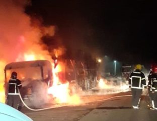 Portal Estrada - Incêndio atinge 7 caminhões-cegonha carregados no pátio da Sada Transportes