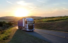 Portal Estrada - Scania testa caminhão movido a energia solar na Suécia