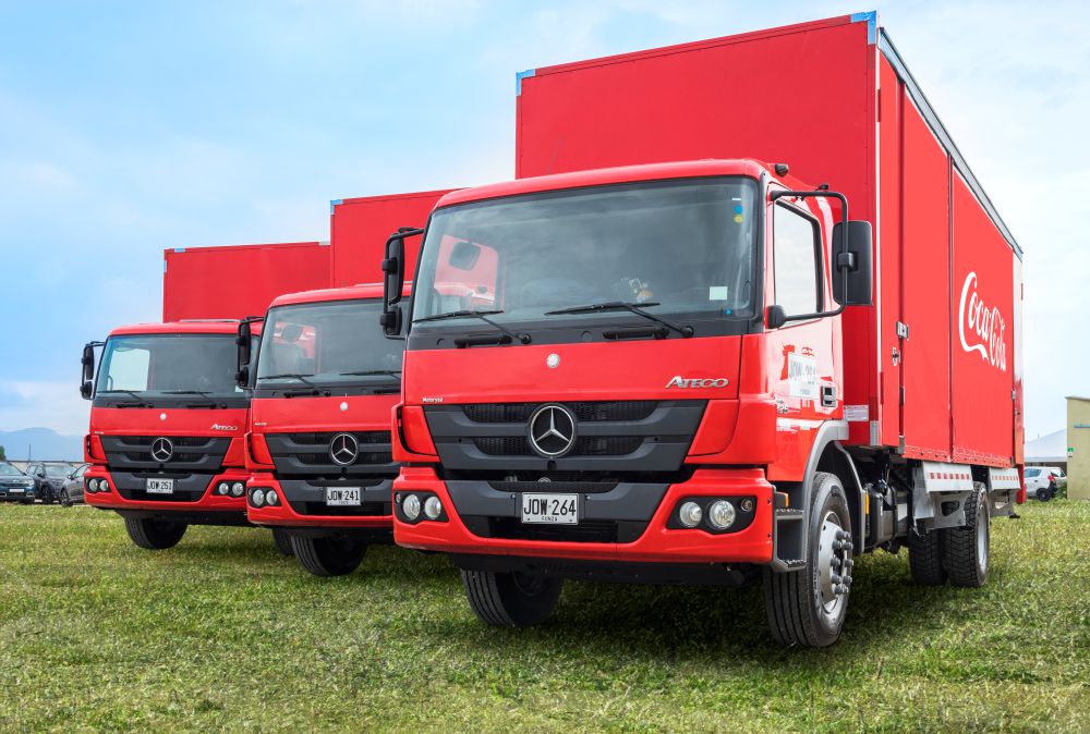 Portal Estrada - Coca-Cola FEMSA recebe 48 caminhões Atego para renovação de frota na Colômbia