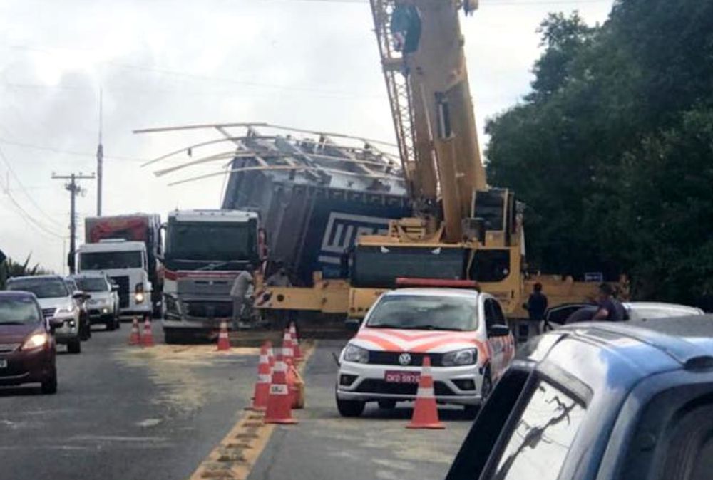 Portal Estrada - Carga de 107 toneladas cai de carreta na BR-470 e compromete o trânsito