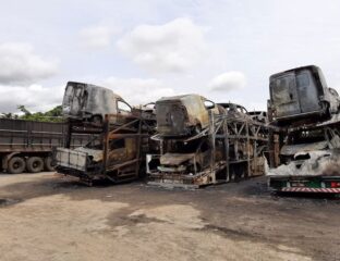 Portal Estrada - PCC incendeia caminhões cegonha para pressionar transportadoras