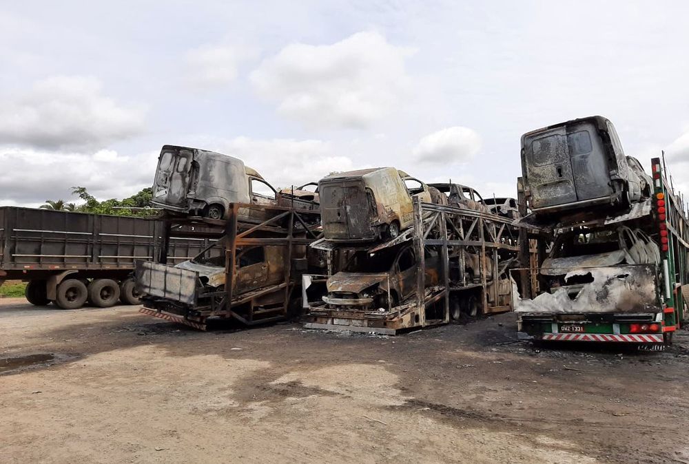 Portal Estrada - PCC incendeia caminhões cegonha para pressionar transportadoras