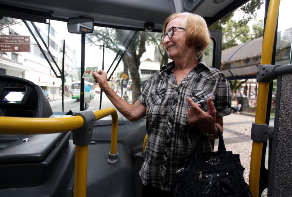 Portal Estrada - Justiça mantém transporte gratuito para idosos a partir de 60 anos
