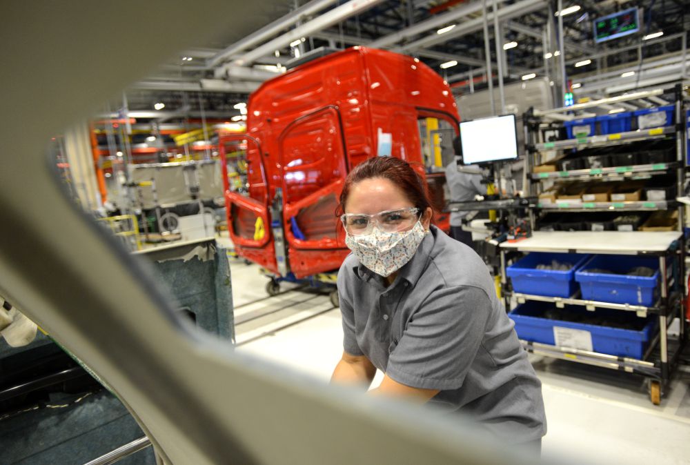 Portal Estrada - Volvo começa 2021 contratando 400 funcionários