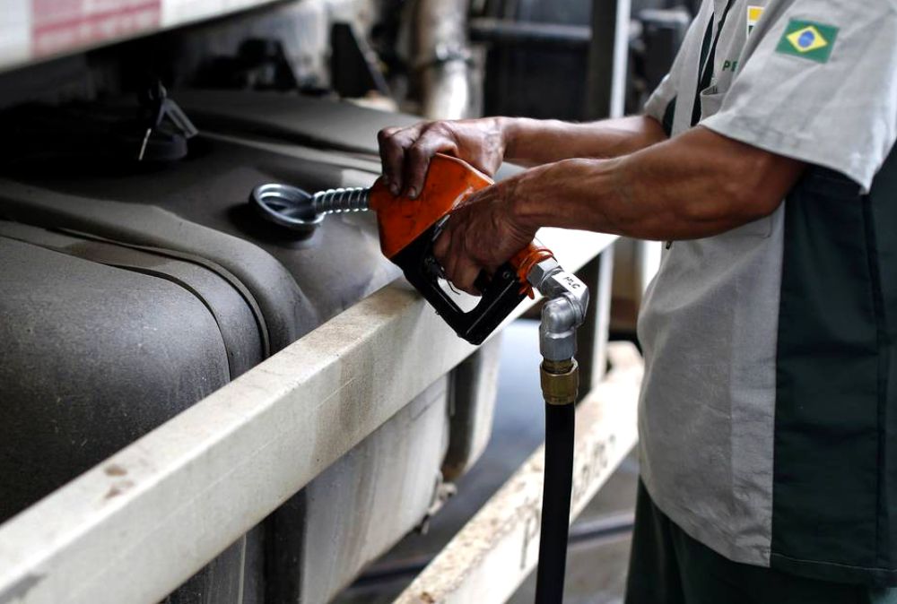 Portal Estrada - Petrobras anuncia reajuste de 15% no diesel e de 10,2% na gasolina